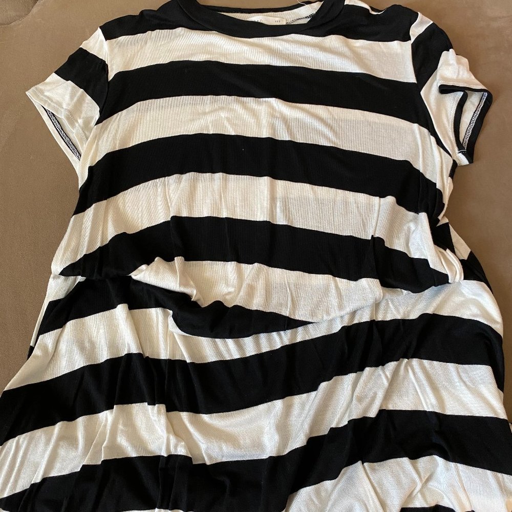 Reb & J, Large Striped T shirt like Black & White Dress